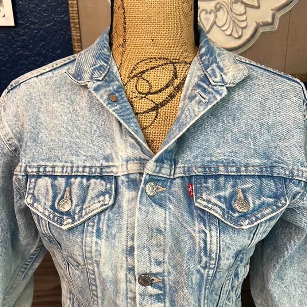 1980’s LEVI’S VINTAGE ACID WASH CROPPED TYPE 3 TRUCKER JEAN JACKET SIZE XS
